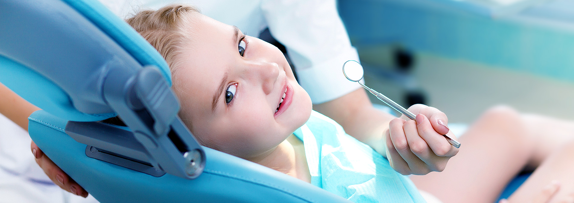 Pedodonzia: immagine di una visita odontoiatrica dentistica ad una bambina serena